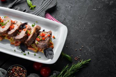 Pişmiş domuz filetosu ve sebze. Bulaşıklar, yemek. Üst Manzara. Metnin için boş yer.