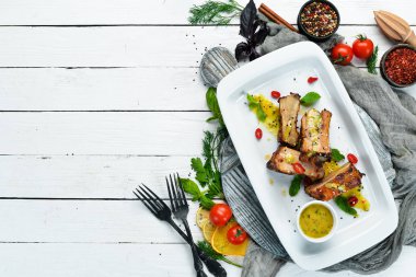 Ballı domuz pirzolası. Bulaşıklar, yemek. Üst Manzara. Metnin için boş yer.