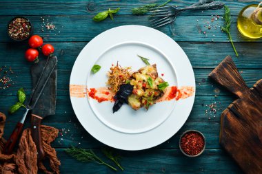 Peynirli fırında domuz bifteği. Bulaşıklar, yemek. Üst Manzara. Metnin için boş yer.