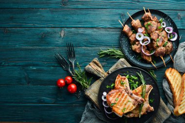 Barbekü. Siyah tabakta biftek ve kebap. Üst Manzara. Boş kopyalama alanı.