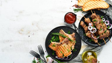 Barbekü. Siyah tabakta biftek ve kebap. Üst Manzara. Boş kopyalama alanı.