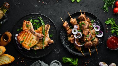 Barbekü. Siyah tabakta biftek ve kebap. Üst Manzara. Boş kopyalama alanı.
