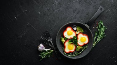 Siyah tabakta tatlı biberli sahanda yumurta. Üst Manzara. Boş kopyalama alanı.