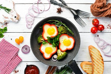 Siyah tabakta tatlı biberli sahanda yumurta. Üst Manzara. Boş kopyalama alanı.