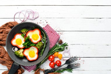 Siyah tabakta tatlı biberli sahanda yumurta. Üst Manzara. Boş kopyalama alanı.