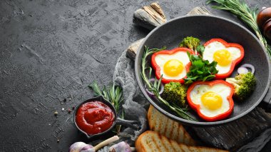 Siyah tabakta tatlı biberli sahanda yumurta. Üst Manzara. Boş kopyalama alanı.