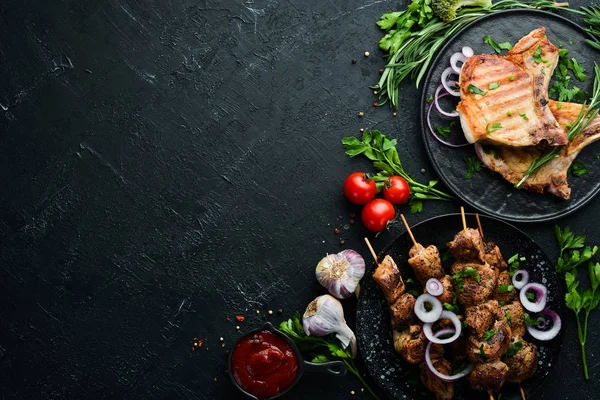 Barbacoa Filete Kebab Plato Negro Vista Superior Espacio Libre Copia — Foto de Stock