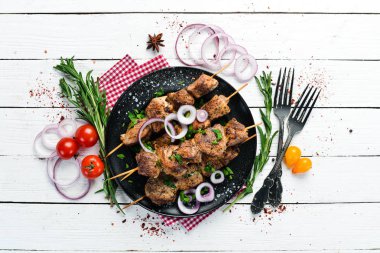 Siyah bir tabakta sulu et şişleri. Barbekü, kebap. Üst Manzara. Boş kopyalama alanı.