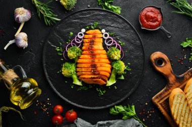 Siyah tabakta sebzeli fırında balkabağı. Üst Manzara. Boş kopyalama alanı.