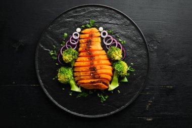 Siyah tabakta sebzeli fırında balkabağı. Üst Manzara. Boş kopyalama alanı.