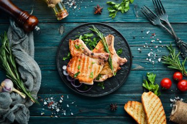 Biberiyeli biftek ve siyah tabakta yeşillik. Üst Manzara. Boş kopyalama alanı.