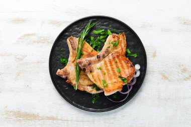 Biberiyeli biftek ve siyah tabakta yeşillik. Üst Manzara. Boş kopyalama alanı.