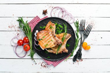 Biberiyeli biftek ve siyah tabakta yeşillik. Üst Manzara. Boş kopyalama alanı.