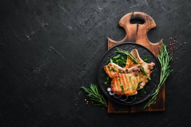 Biberiyeli biftek ve siyah tabakta yeşillik. Üst Manzara. Boş kopyalama alanı.