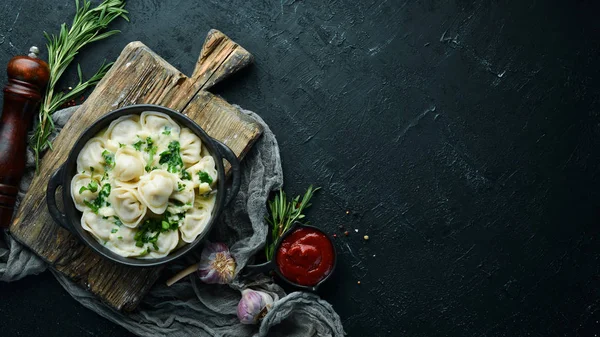 Ravioli Mit Sahnesoße Einem Schwarzen Teller Italienische Traditionelle Küche Fleischklößchen — Stockfoto
