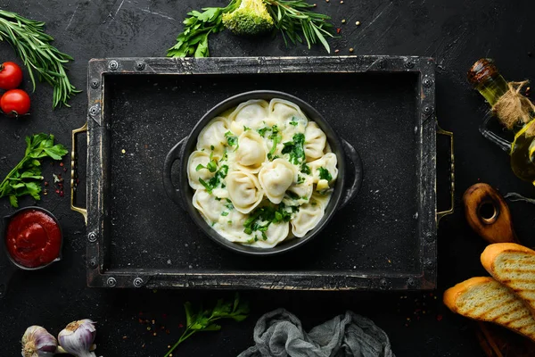 Ravioli Met Roomsaus Een Zwarte Plaat Italiaanse Traditionele Keuken Vleesknoedels — Stockfoto