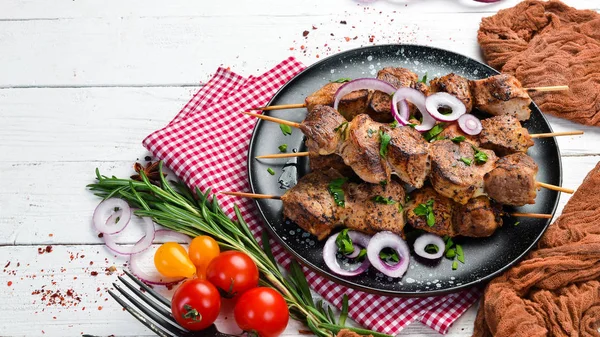 Pinchos Jugosos Carne Plato Negro Barbacoa Kebab Vista Superior Espacio — Foto de Stock