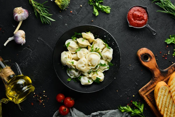 Carne Pelmeni Rusa Dumplings Con Verduras Plato Negro Cocina Tradicional — Foto de Stock