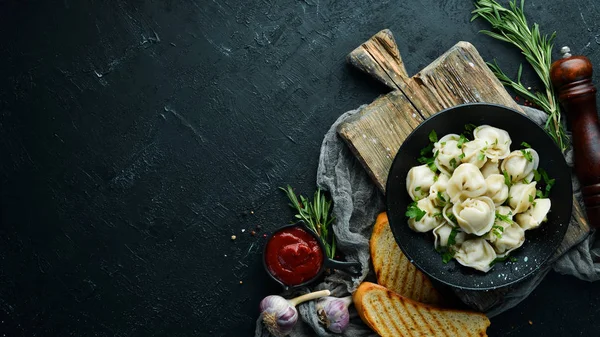 Gnocchi Carne Pelmeni Russi Con Verdure Piatto Nero Cucina Tradizionale — Foto Stock