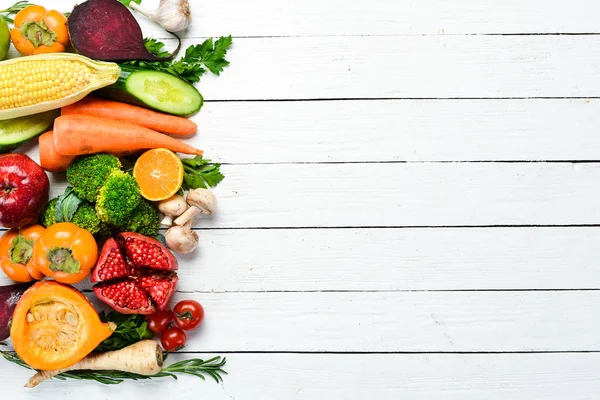 Φρέσκα Φρούτα Και Λαχανικά Λευκό Ξύλινο Φόντο Υγιεινή Τροφή Στο — Φωτογραφία Αρχείου
