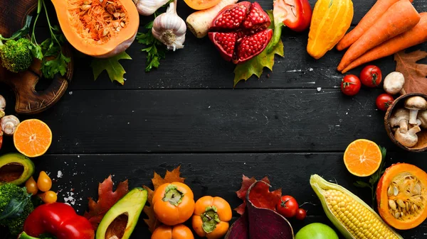 Φθινοπωρινά Λαχανικά Και Φρούτα Μαύρο Πέτρινο Φόντο Κολοκύθα Ντομάτες Καλαμπόκι — Φωτογραφία Αρχείου