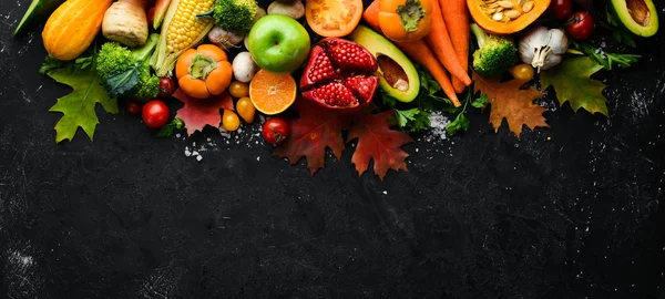 Φθινοπωρινά Λαχανικά Και Φρούτα Μαύρο Πέτρινο Φόντο Κολοκύθα Ντομάτες Καλαμπόκι — Φωτογραφία Αρχείου