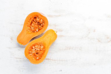 Beyaz ahşap arka planda taze balkabağı. Sağlıklı yiyecekler. Üst Manzara. Boş kopyalama alanı.