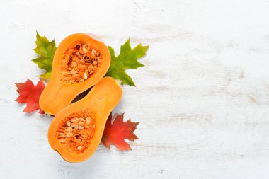 Beyaz ahşap arka planda taze balkabağı. Sağlıklı yiyecekler. Üst Manzara. Boş kopyalama alanı.