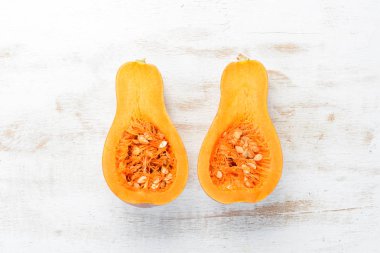 Beyaz ahşap arka planda taze balkabağı. Sağlıklı yiyecekler. Üst Manzara. Boş kopyalama alanı.