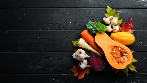 Herbstgemüse Auf Schwarzem Steingrund Kürbis Tomaten Mais Gurken Zwiebeln Karotten — Stockfoto