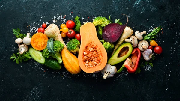 新鲜的季节性蔬菜在黑色的石头背景上 西红柿 胡萝卜 秋天的食物 顶部视图 免费复制空间 — 图库照片