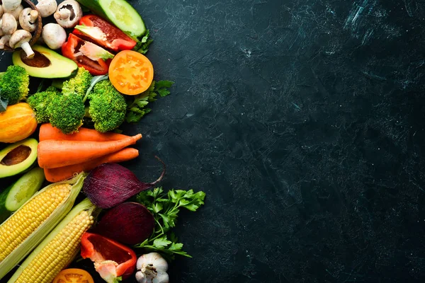 Frisches Gemüse Der Saison Auf Schwarzem Steinhintergrund Kürbis Tomate Avocado — Stockfoto