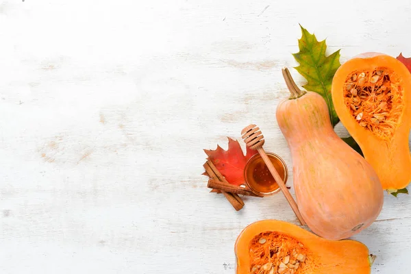 Frischer Kürbis Mit Honig Auf Weißem Holzgrund Herbstliches Essen Ansicht — Stockfoto