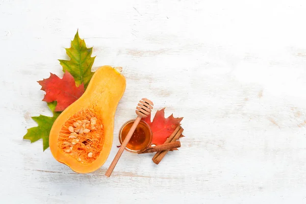 Frischer Kürbis Mit Honig Auf Weißem Holzgrund Herbstliches Essen Ansicht — Stockfoto