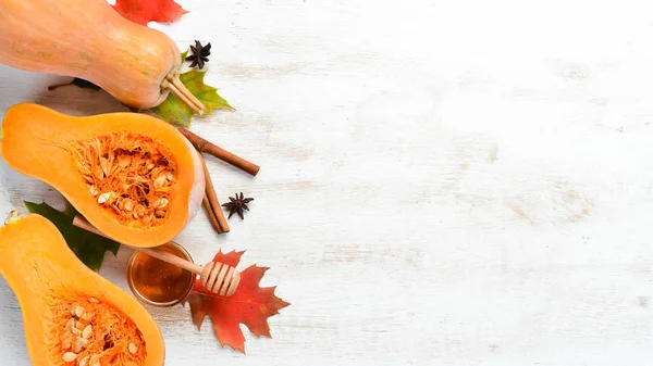 Frischer Kürbis Mit Honig Auf Weißem Holzgrund Herbstliches Essen Ansicht — Stockfoto