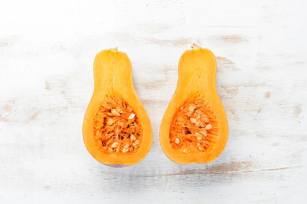 Beyaz ahşap arka planda taze balkabağı. Sağlıklı yiyecekler. Üst Manzara. Boş kopyalama alanı.