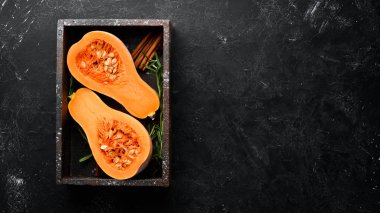 Tahta kutuda taze balkabağı, sonbahar sebzeleri. Siyah taştan bir arka planda. Üst Manzara. Boş kopyalama alanı.