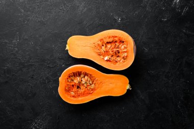 Taze balkabağı, sonbahar sebzeleri. Siyah taştan bir arka planda. Üst Manzara. Boş kopyalama alanı.