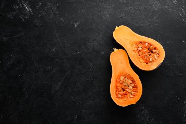 Taze balkabağı, sonbahar sebzeleri. Siyah taştan bir arka planda. Üst Manzara. Boş kopyalama alanı.