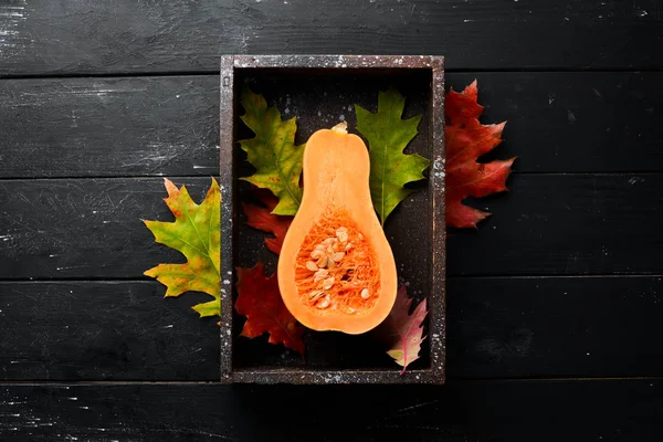 Frischer Kürbis Holzkiste Herbstgemüse Auf Schwarzem Steinhintergrund Ansicht Von Oben — Stockfoto