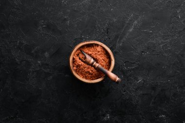 Çikolata aromalı kahverengi deniz tuzu. Siyah taştan bir arka planda. Spa tedavileri. Üst Manzara. Boş kopyalama alanı.