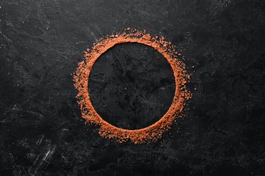 Çikolata aromalı kahverengi deniz tuzu. Siyah taştan bir arka planda. Spa tedavileri. Üst Manzara. Boş kopyalama alanı.