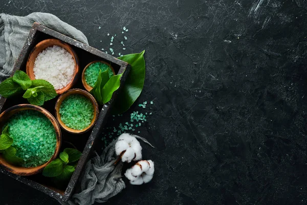 Sal Marinho Verde Uma Tigela Fundo Pedra Preta Tratamentos Spa — Fotografia de Stock