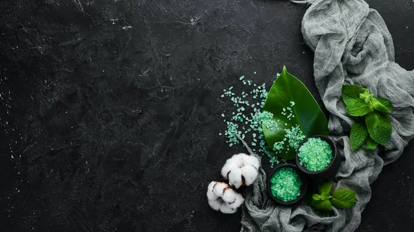 Sale Marino Verde Una Ciotola Uno Sfondo Pietra Nera Trattamenti — Foto Stock