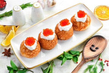 Soğuk atıştırmalıklar. Peynirli pasta ve kırmızı havyar. Havyarlı sandviç. Üst Manzara. Metin için boş alan.