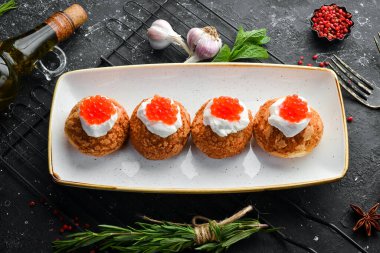 Soğuk atıştırmalıklar. Peynirli pasta ve kırmızı havyar. Havyarlı sandviç. Üst Manzara. Metin için boş alan.