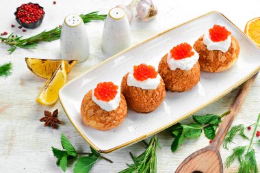 Soğuk atıştırmalıklar. Peynirli pasta ve kırmızı havyar. Havyarlı sandviç. Üst Manzara. Metin için boş alan.