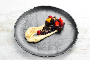 Böğürtlen ve kremalı marmelatlı tatlı. Üst Manzara. Metin için boş alan.