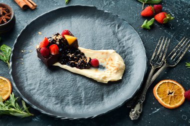 Böğürtlen ve kremalı marmelatlı tatlı. Üst Manzara. Metin için boş alan.