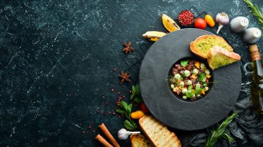 Avokado soslu somon tartar ve şeftali. Üst Manzara. Metin için boş alan.